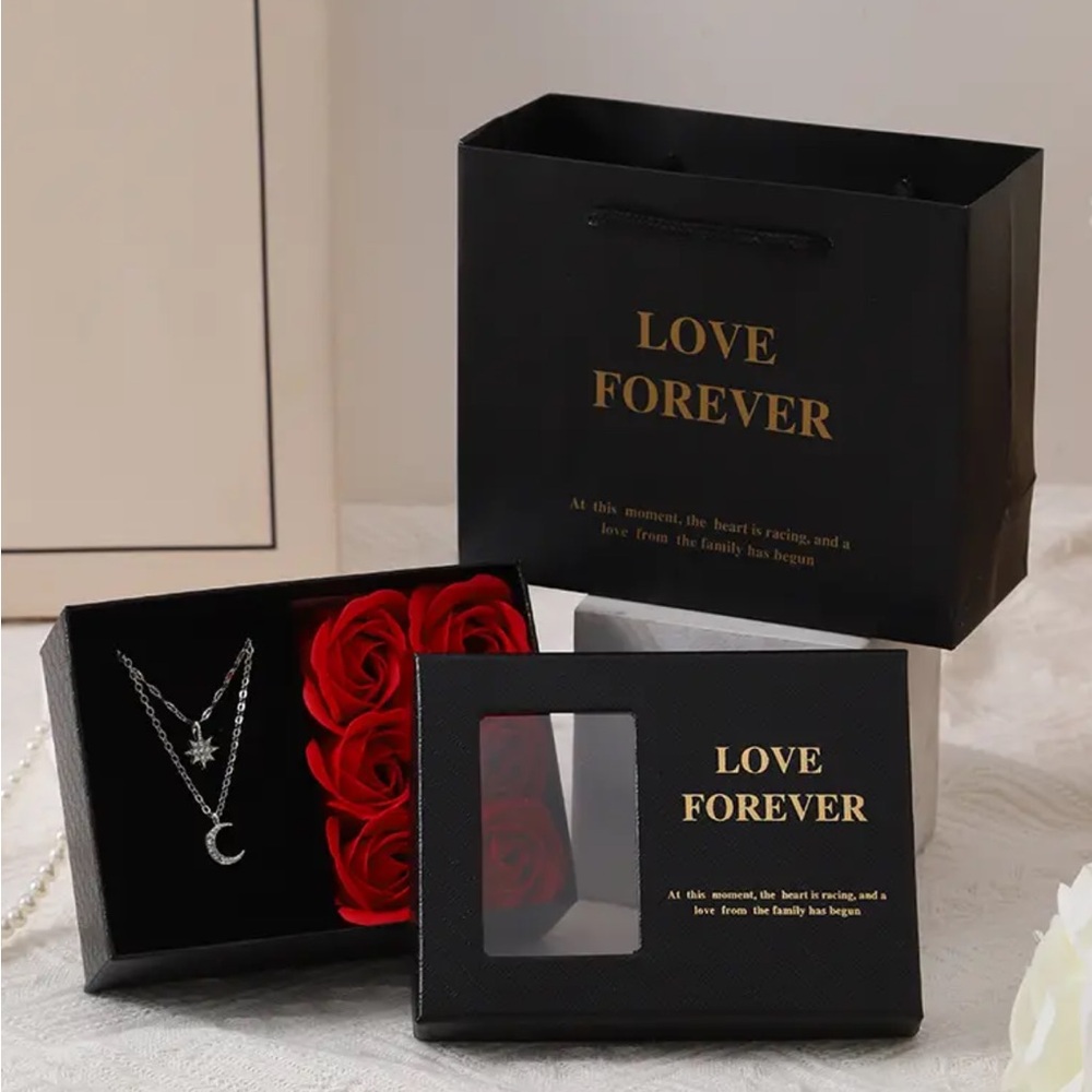 Black Gift Set with Necklace and Roses